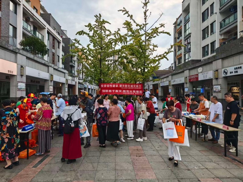 市应急管理局积极开展2025年国际减灾日主题宣传活动