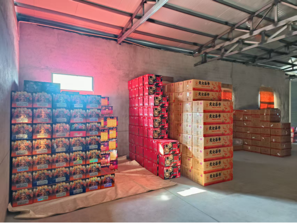 休宁县：群众举报牵出“移动炸弹库”，县应急公安联动查扣非法烟花爆竹2700余件